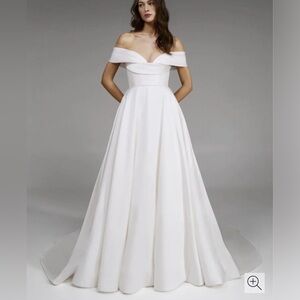 Pronovias Off-White Bridal Gown & Veil